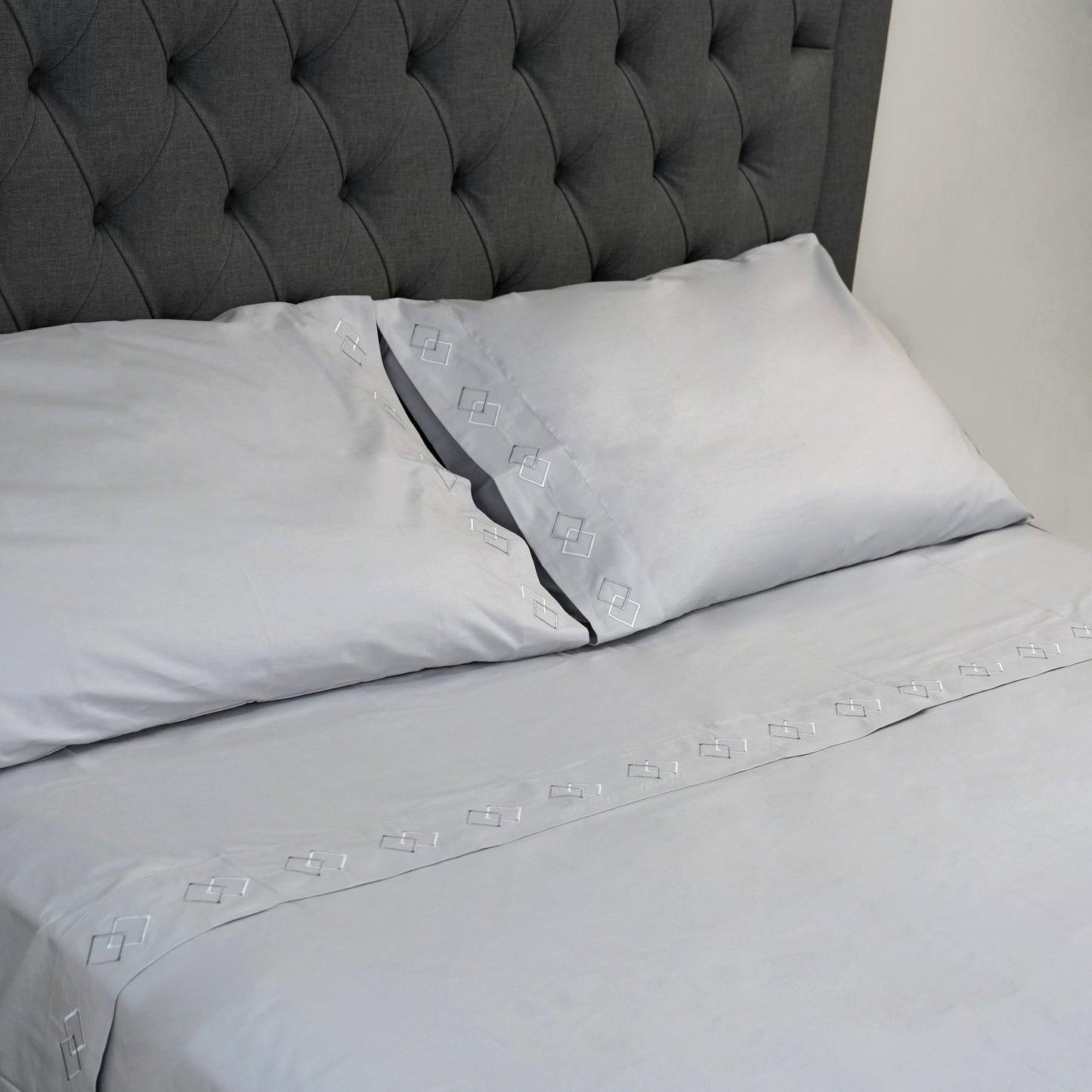SET DE SÁBANAS ROMBOS 100% ALGODÓN PERUANO 217H GRIS CLARO