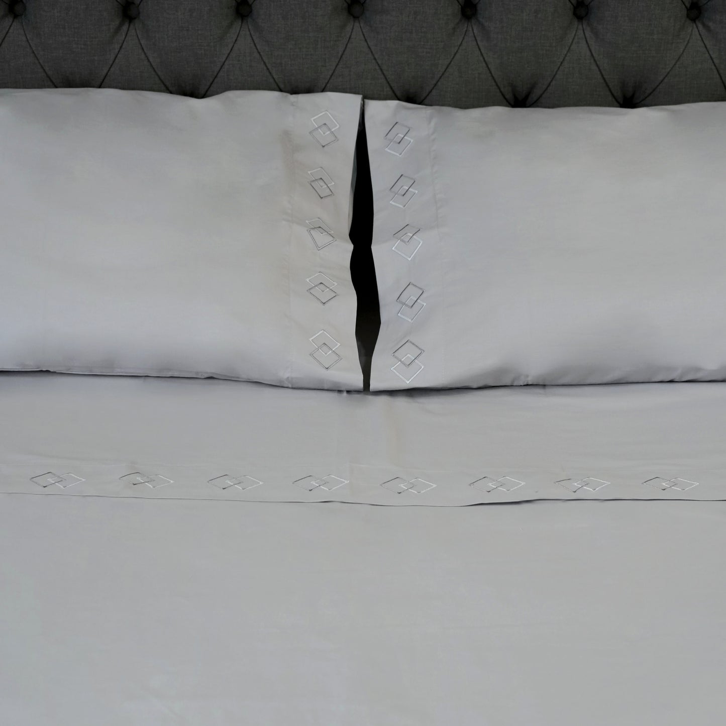 SET DE SÁBANAS ROMBOS 100% ALGODÓN PERUANO 217H GRIS CLARO