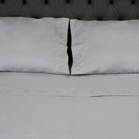 SET DE SÁBANAS ROMBOS 100% ALGODÓN PERUANO 217H GRIS CLARO